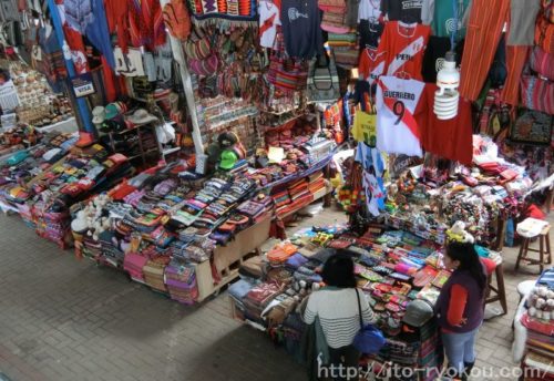 ペルーのマチュピチュ村の観光 市場にはお土産が充実していました 糸ぶろぐ