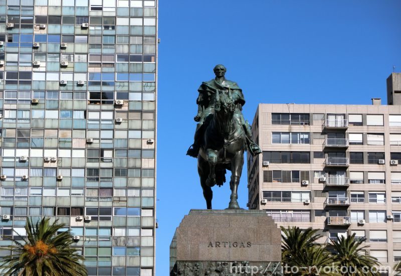 モンテビデオの市内の観光 独立広場とフェリー乗り場 糸ぶろぐ